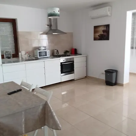 Cornel Mare Apartman *
